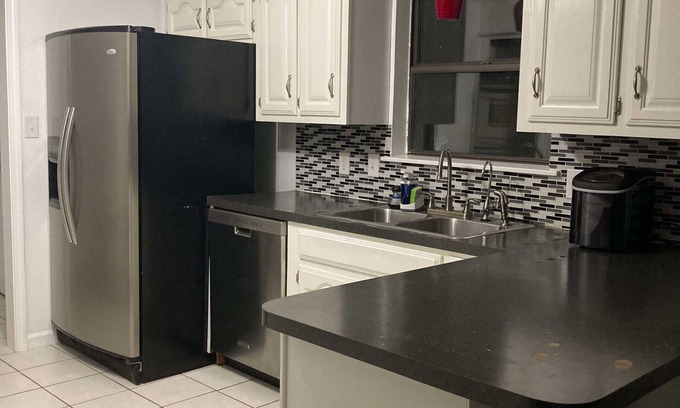 Mount Pleasant House | "Charming Escape: King & Queen Beds in a Quiet Neighborhood!