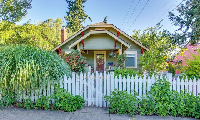 College Hill House | Charming Eugene Vacation Home: 1 Mi to Dtwn!