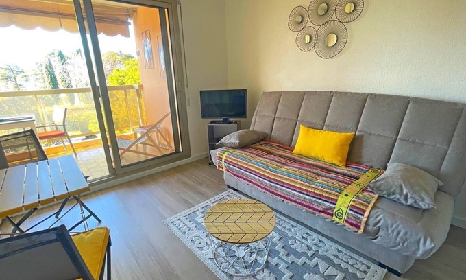 Cros-de-Cagnes Apartment | Charming F1 Swimming pool Air conditioning Sea view Beach 600m Shops Private parking WIFI