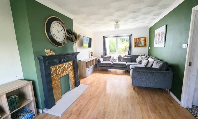 Neyland House | Charming Family Home near the Sea that welcomes Pets