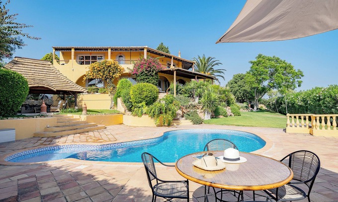 Cerro do Mocho Villa | Charming family home with sea views, close to Aquashow, Airport & beaches