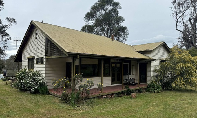 Bonnie Doon House | Charming Farm-Style Retreat in Bonnie Doon – Family & Pet Friendly!