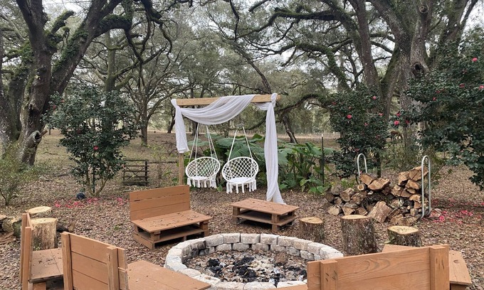 Williston Other | Charming Farmhouse Nestled in Oak Forest 20 mins from Ocala
