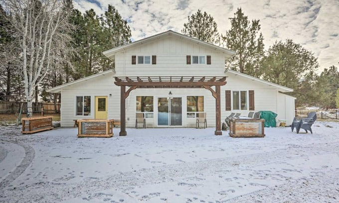 Bend House | Charming Farmhouse Stay - Hot Tub & Dog Friendly!