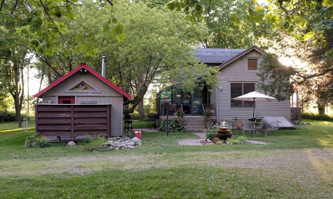 Brant House | Charming farmhouse with wood-fired sauna near Owosso, MI
