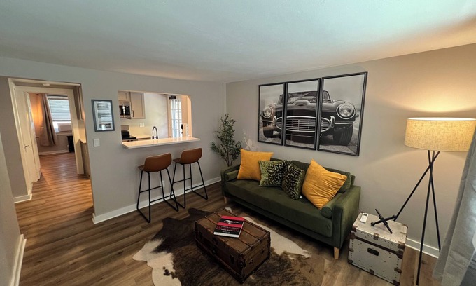Unionville House | Charming First Floor 1-Bedroom - Steps Unionville Center Shops