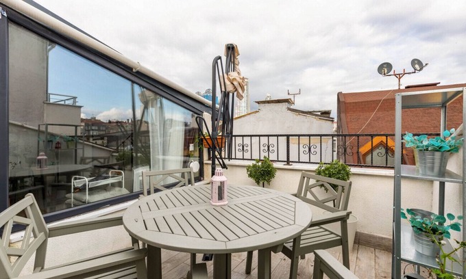 Osmanbey Apartment | Charming Flat with Patio in Nisantasi