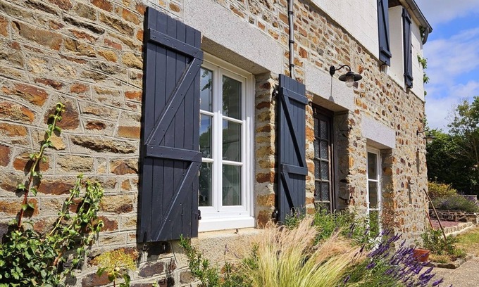 Landelles-et-Coupigny Cottage | Charming four bedroom house with acres of garden and pool in rural Normandy