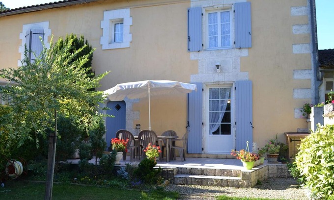 Saint-Genis-d'Hiersac Cottage | Charming Riverside Cottage with Garden, WiFi, and Outdoor Activities in Saint-Genis-Hiersac