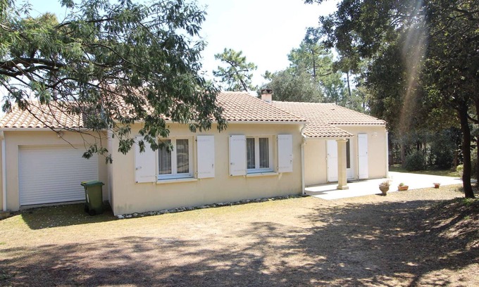 Domino House | Charming 3BR House with Large Garden in Domino, St-Georges-d'Oléron - Sleeps 6