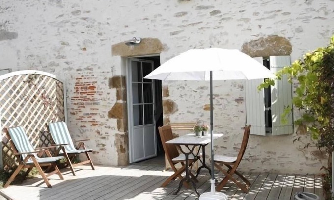 Talmont-Saint-Hilaire Cottage | Charming Gîte in Former School with Garden, Bikes & WiFi, Near Beach & Thalassotherapy
