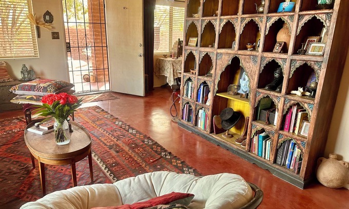 Menlo Park House | Charming furnished 2BR sanctuary with WiFi & off-street parking in Menlo Park,