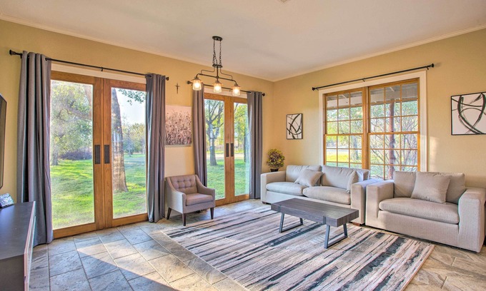 Gainesville House | Charming Gainesville Retreat: Barn, Horses Welcome