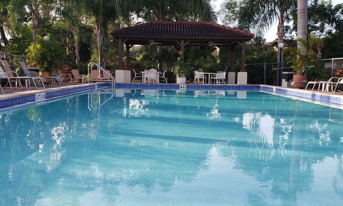 Villas House | Charming Gated Community, Walk to Bell Tower, Near Beach. 3-Month Min Stay