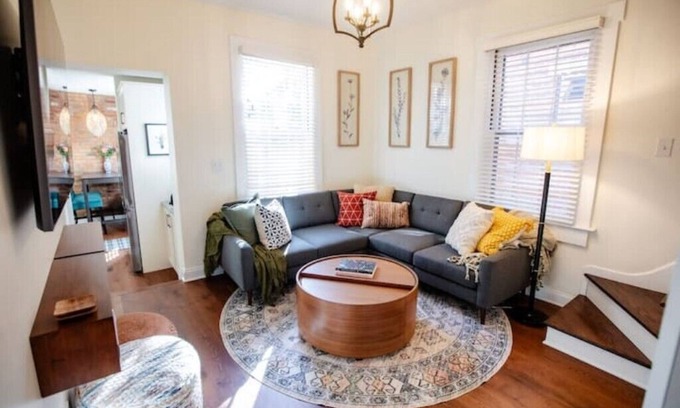 Downtown Columbus House | Charming German Village historic stay with hot tub