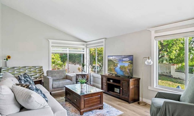 Valle Lindo House | Charming Getaway Nestled in Peaceful Pecan Grove Drive Retreat #41751