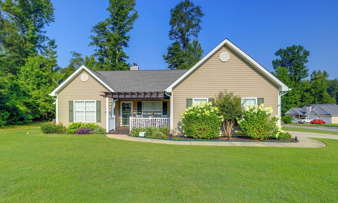 Newnan House | Charming Getaway w/Grill: 2 Mi to Newnan Square!
