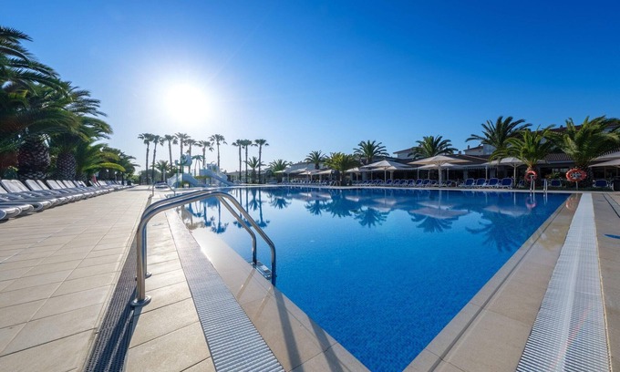 El Vendrell House | Charming Getaway with Garden
