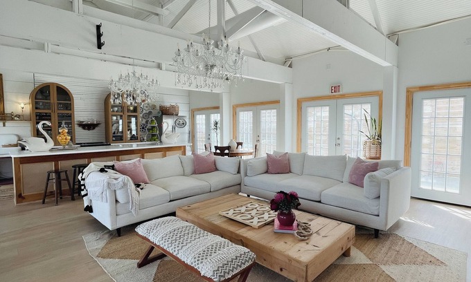 Elk City House | Charming Glamping Barn with AC – Cozy Escape in Elk City!