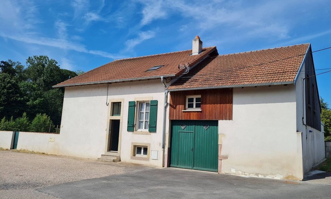 Luneville Cottage | Charming Ground Floor Apartment with Private Parking and Terrace, Near Château de Lunéville
