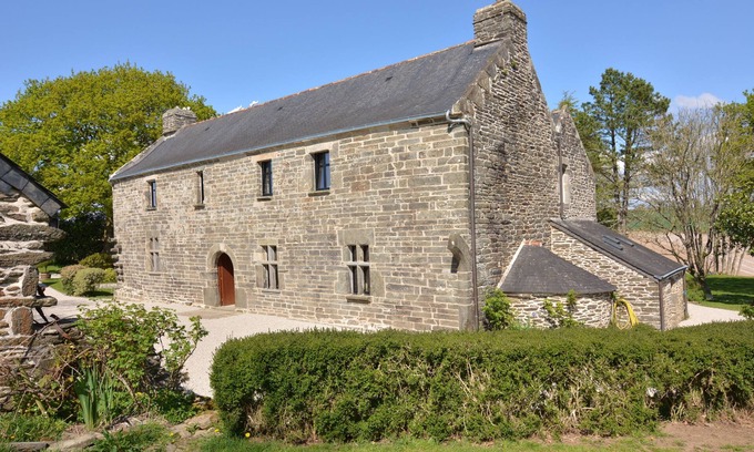 Loperec Bed & Breakfast | Charming guest room in a 16th century Breton manor