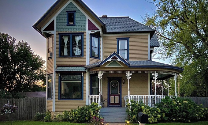 Viroqua House | Charming Historic Home est. 1898