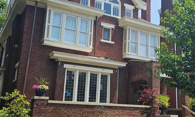 Near East Columbus House | Charming Historic Retreat in the heart of Old Town East - Walk to Downtown.