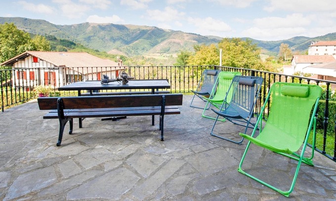 Arantza House | Charming Holiday Home in Arantza near Forest