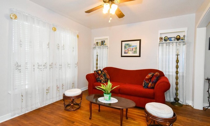 Del Mar House | Charming Home Five Minutes To The Beach, Very Close to the Aquarium & Lexington