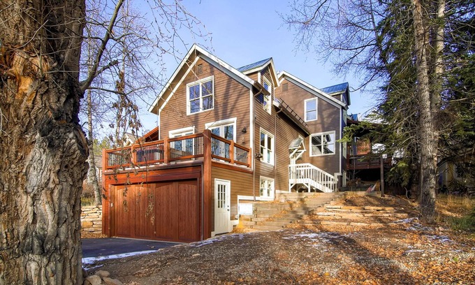 Weisshorn House | Charming Home w/Mountain Views + Hot Tub + Ski Shuttle - Raven's Bungalow