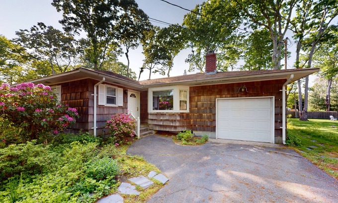 Cutchogue House | Charming home with a fire pit, grill, W/D, & AC - North Fork Wine Country
