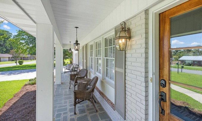 Valdosta House | Charming Home with Sunroom, King Bed, TV's & Playground