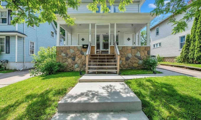 Mount Clemens Apartment | Charming Home-y 2-bedroom apt w high-speed Wifi in Vibrant Dwntwn Mount Clemens