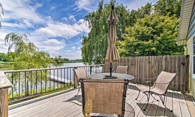 Horicon House | Charming Horicon Cottage and Dock on Rock River