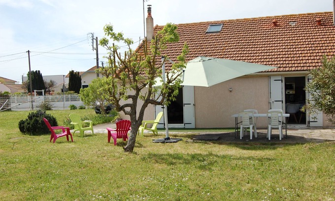 Port District House | Charming house with garden 5 min walk from the beach and 10' from the shops!