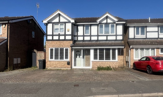 Dunstable House | Charming Houghton Regis House with 4 Bedrooms
