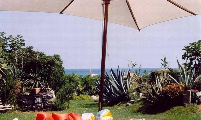 Seccheto House | Charming house by the beach, large Mediterranean Garden, pets welcome