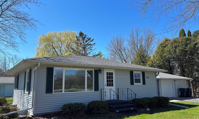 Little Sturgeon House | Charming house in Little Sturgeon- room to park boat!