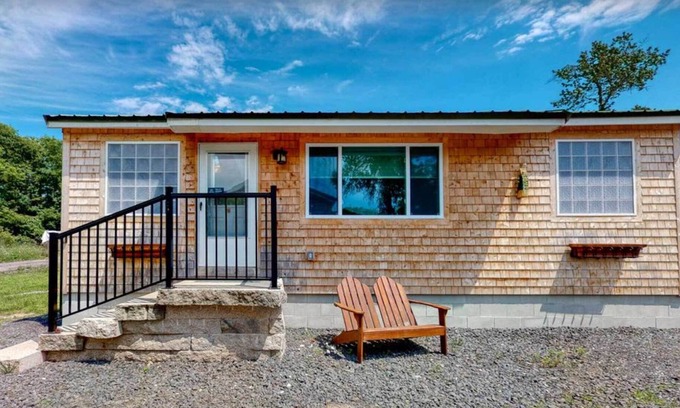 Kennebunk Cottage | Charming Jacuzzi-Suite - Walk to Parson's Beach!