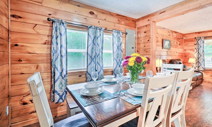 Jamestown Cabin | Charming Jamestown Cabin w/Large Backyard!