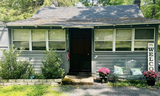 Town of Lumberland Cottage | Charming lake community cottage with hot tub PET FRIENDLY