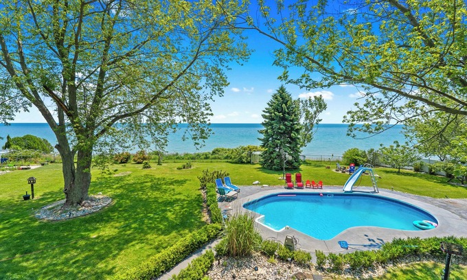 Romney Cottage | Charming lakefront 4-bedroom cottage with swimming pool & tennis court