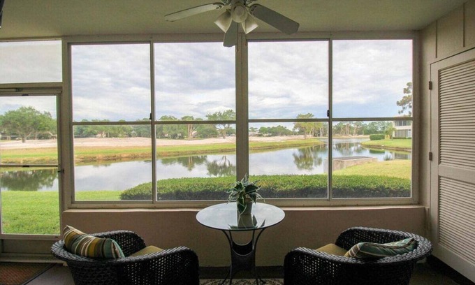 Braden River Condo | Charming lakefront condo located in the desirable community of Palm Aire - Golfers Little Getaway