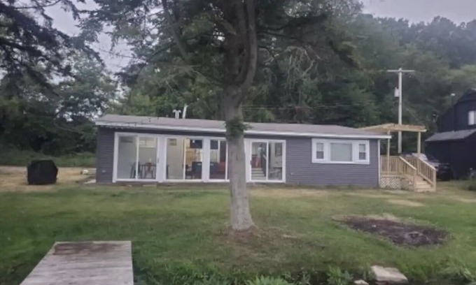 Battle Creek House | Charming Lakefront Retreat on Little Mill Lake