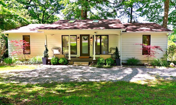 Fayetteville House | Charming Lakefront Home~Hot Tub~Firepit~Lg Covered Deck