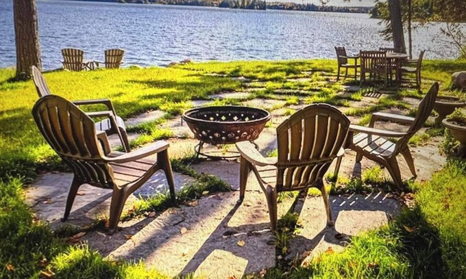 Ely Cottage | Charming lakeshore cottage in Ely. The perfect family or couples getaway.