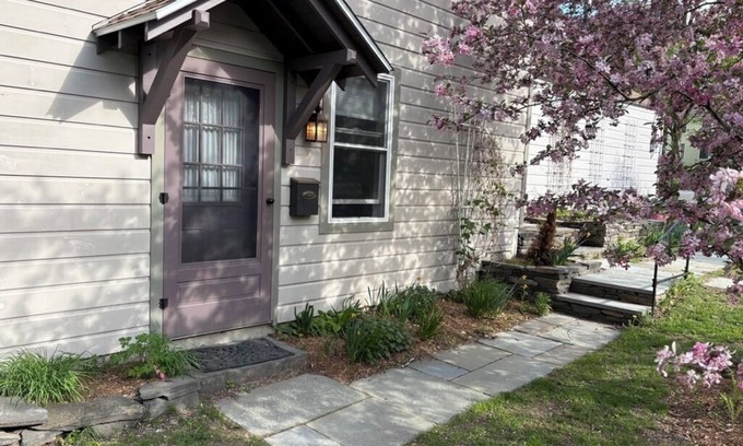 Germantown Cottage | Charming loft cottage in tranquil Germantown with WiFi, AC