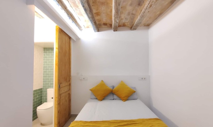 Vic - Remei Apartment | Charming Loft in the Historic Center of Manresa.