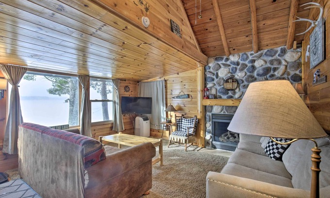 St Germain Cabin | Charming Lost Lake Cabin: Fish, Boat & Hunt!