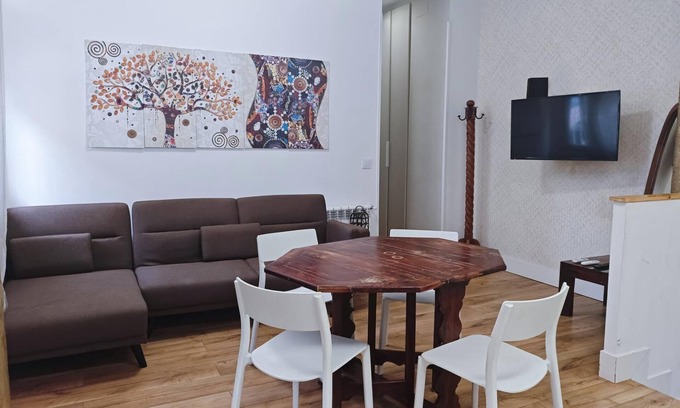 Ciudad Lineal Apartment | Charming Madrid Las Ventas - 4 bedrooms